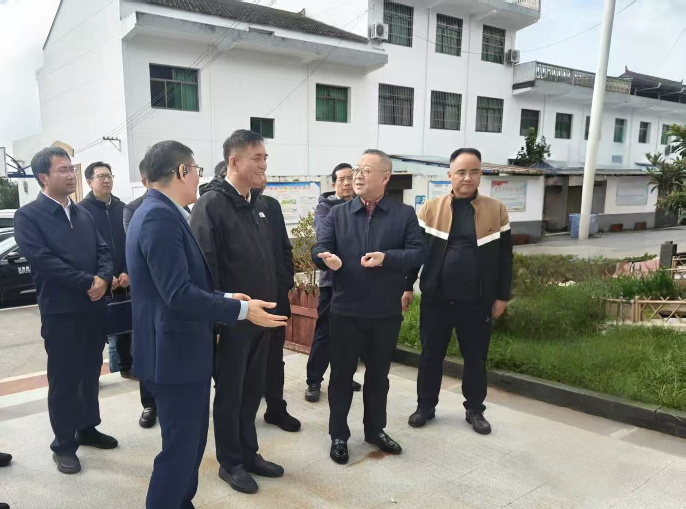 10.22 王青峰调研蓝田县秦家寨村万户“光伏+”乡村振兴示范项目.png